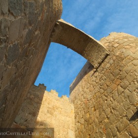 Puente en lo alto de la muralla