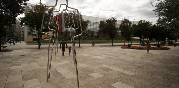 Escultura en el museo de la evolución