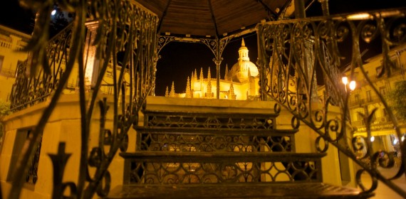 Pérgola en plaza de Segovia